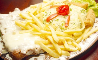 A lanchonete Tábua Mista oferece o tradicional JK, com filet mignon, batata frita, arroz temperado e salada